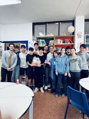Equipo de biblioteca con el XVII Premio Paraíso Fomento de la Lectura