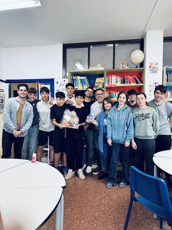 Equipo de biblioteca con el XVII Premio Paraíso Fomento de la Lectura